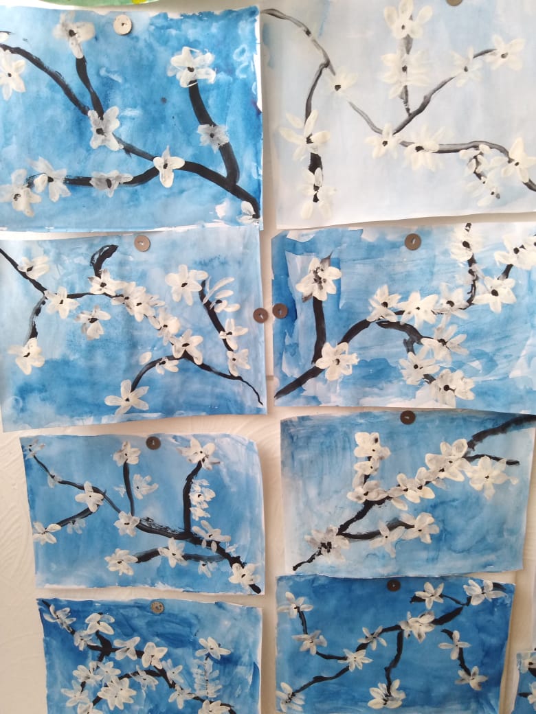 Выставка детского творчества "Цветущий май"