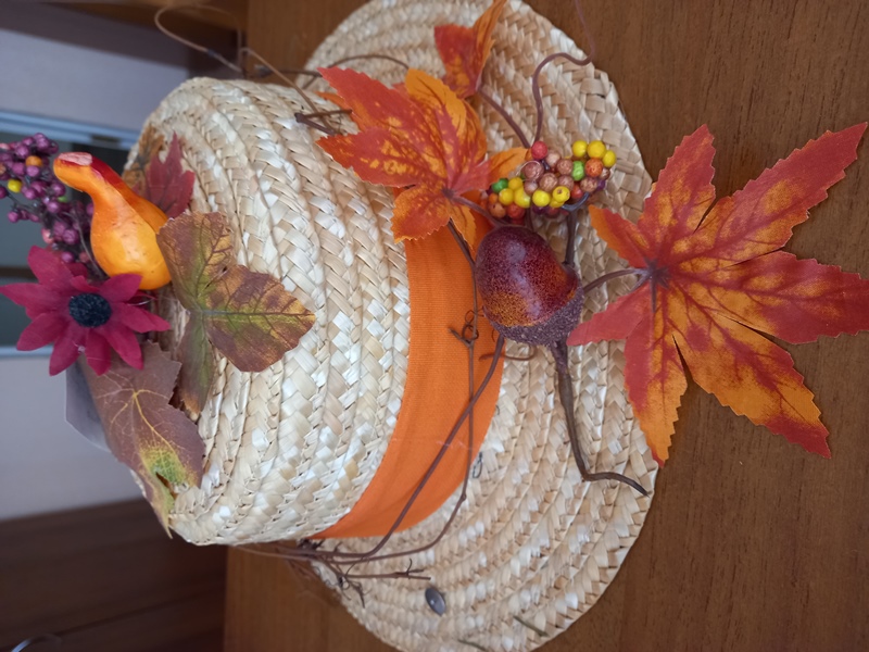 Выставка детско-семейного творчества "Шляпка осени"