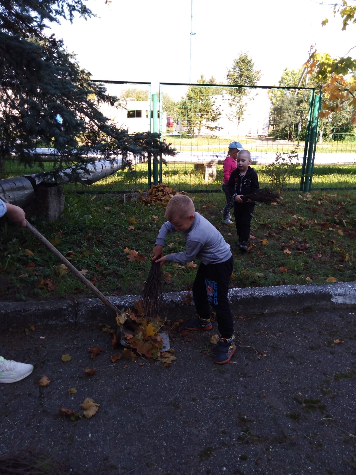 Экологическая акция "Дети против мусора. Уборка территории"