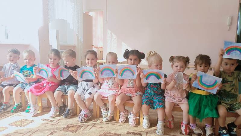 Выставка детских творческих работ "Летние цветы. Радуга"