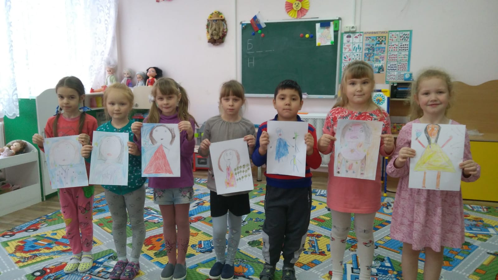 Выставка детских творческих работ "Мамин портрет"