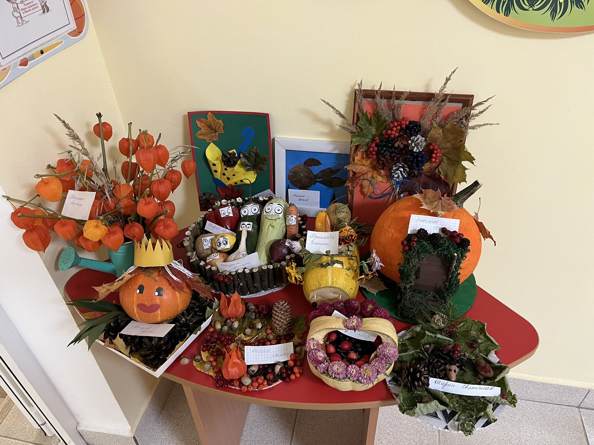 Выставка из природных материалов на тему: "Осень чудная пора"