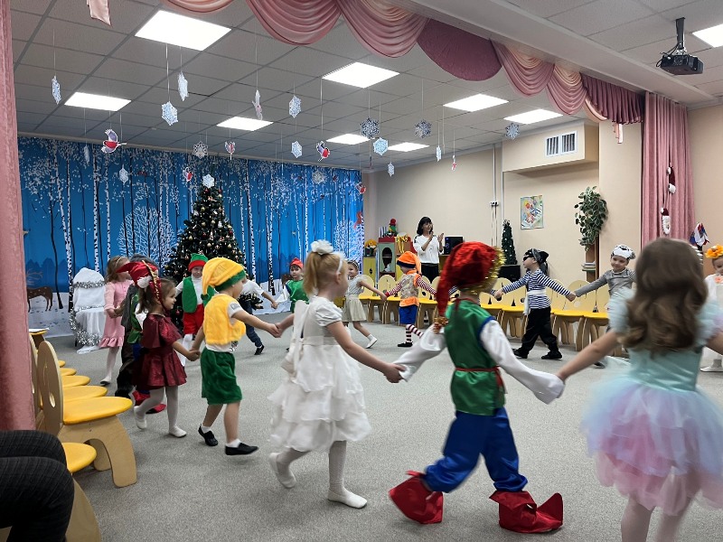 Новогодний утренник в средней группе