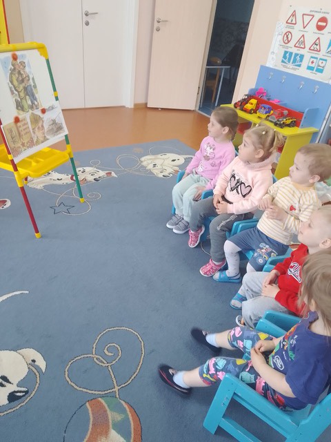 Дети первой младшей группы знакомятся с праздником День Победы