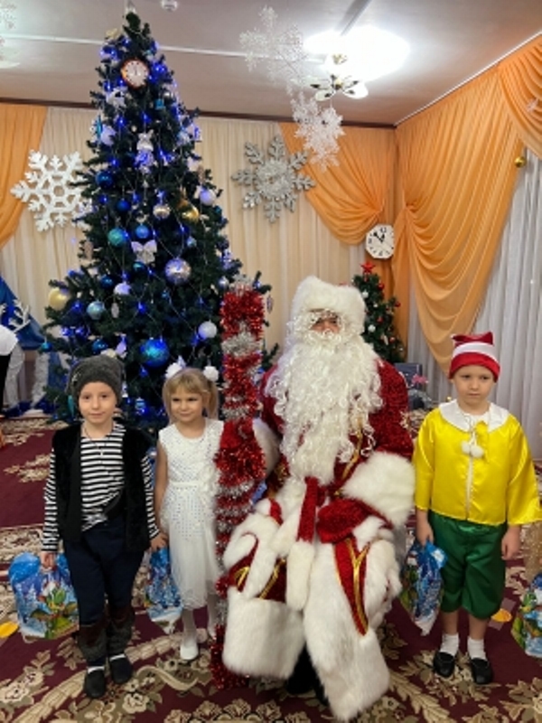 Утренник в подготовительной группе "Новогодние приключения Маши и Вити"