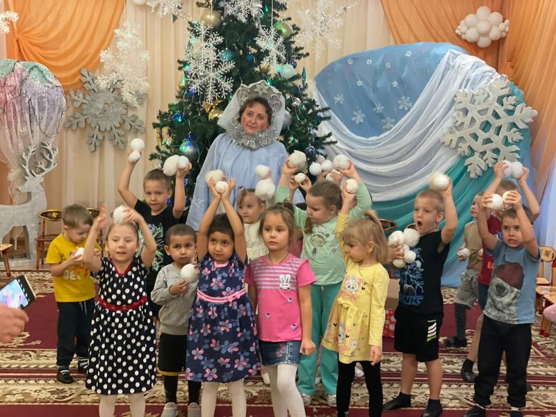 Развлечение "Прощальный бал Елочки в замке Снежной королевы"