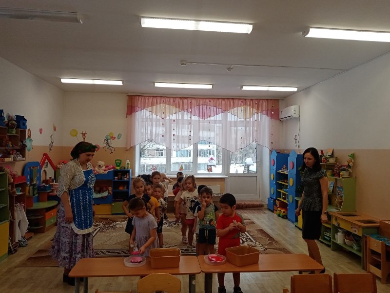 2 февраля, вдохновившись произведением Корнея Чуковского "Федорино горе", воспитатели группы №7 "Кораблик" провели тематический досуг