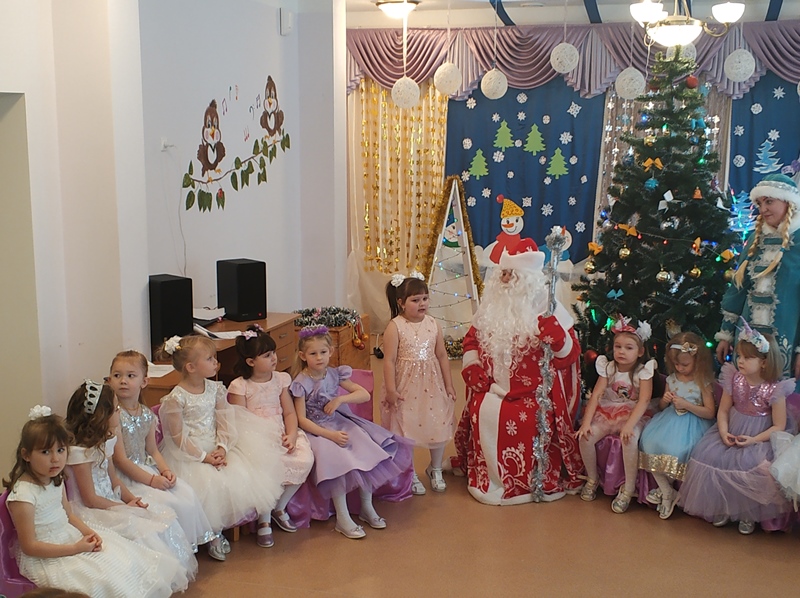 Новогодний утренник в группе "Непоседы"