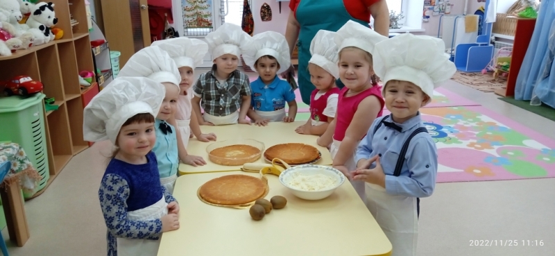 Мам любимых поздравляют малыши из группы "Пчелки"