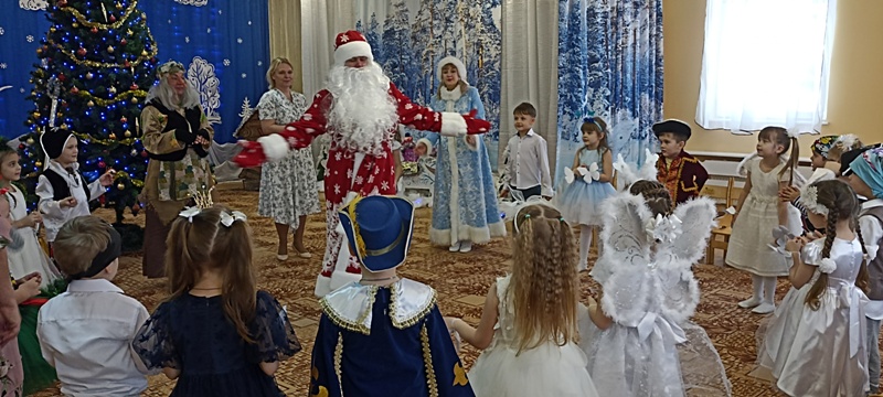 Новогодний утренник в группе "Пчёлки"