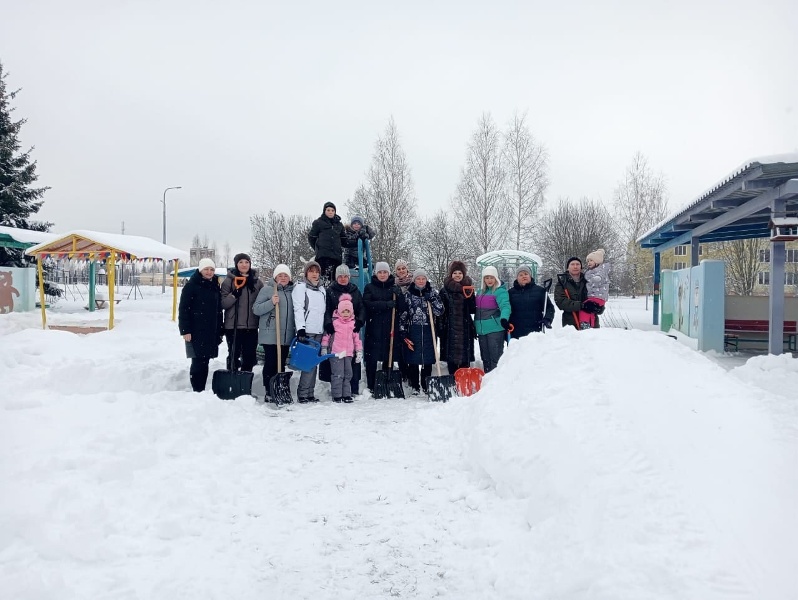 Уборка снега в рамках общеобластного субботника