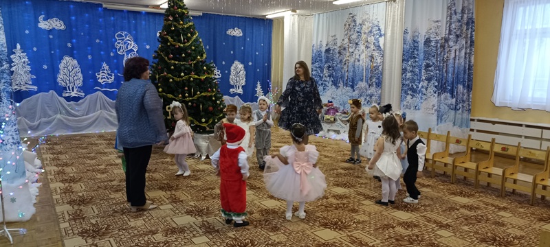 Новогодний утренник в группе "Радуга"