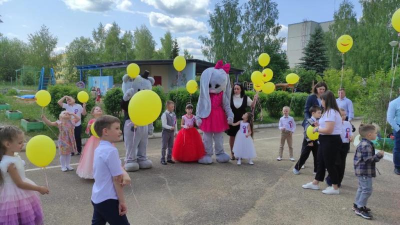 Уходят дети школьною дорогой