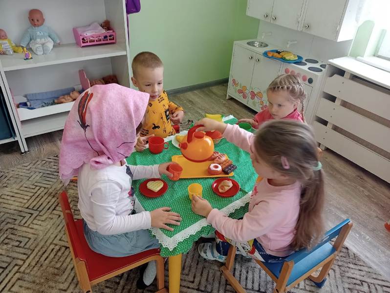 Тематический день пожилых людей в средней группе №7