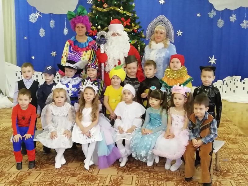 Новогодние утренники в старших группах "Новогодняя кухня Деда Мороза"