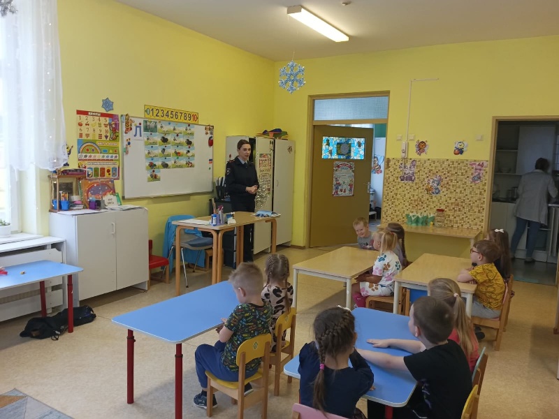 Мы пригласили в детский сад инспектора по пропаганде безопасности дорожного движения ОГИБДД МО МВД России