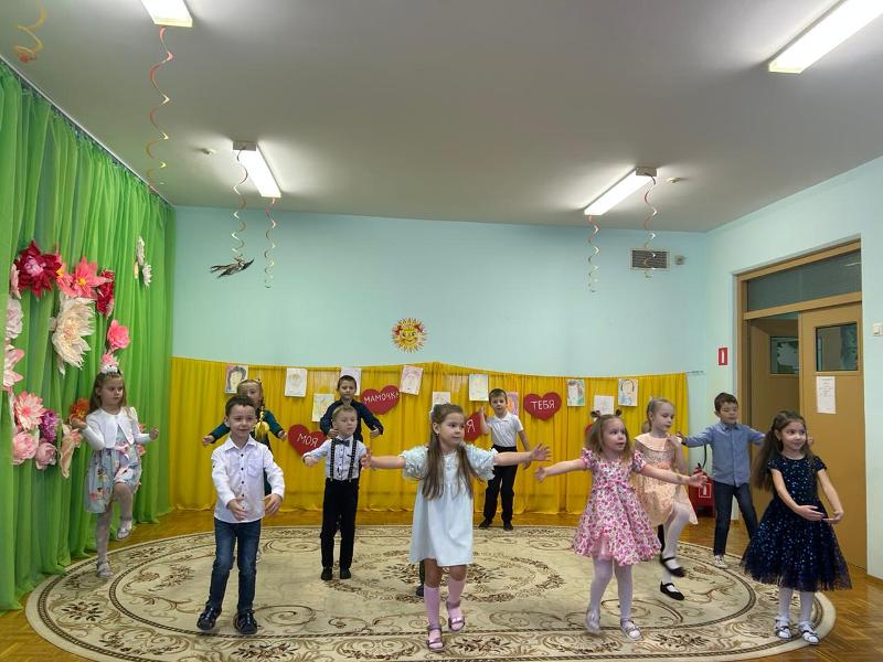 День Матери в подготовительной к школе группе "Лучики"