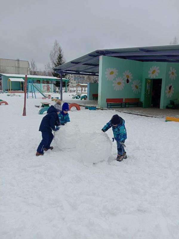 Фотоотчет "Зимние забавы" с детьми подготовительной группы №5 "Божья коровка"