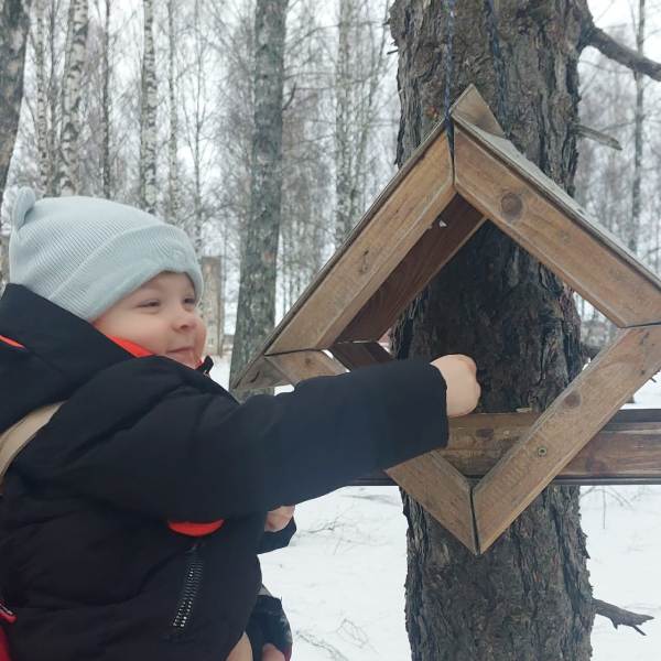 Наши воспитанники совместно со своими родителями и сотрудники нашего детского сада изготовили кормушки для пернатых и белочек