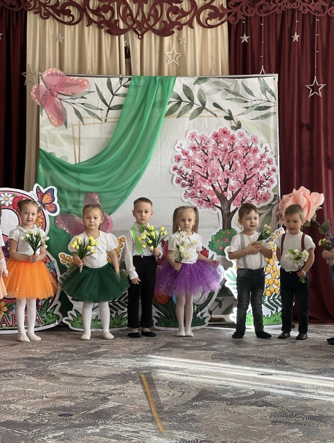 Торжественно и празднично в детском саду накануне Международного женского дня 8 Марта