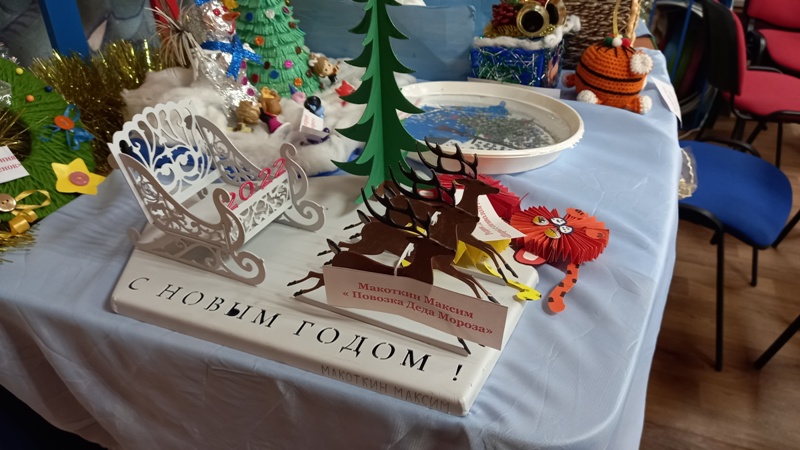 Выставка "Новогодних поделок"