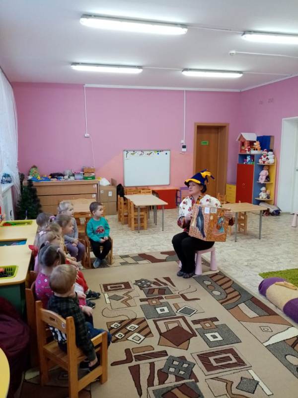 К малышкам первой младшей группы приходил Петрушка