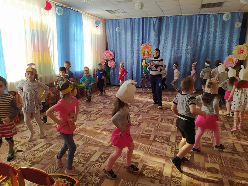В средней группе весёлый физкультурный досуг 