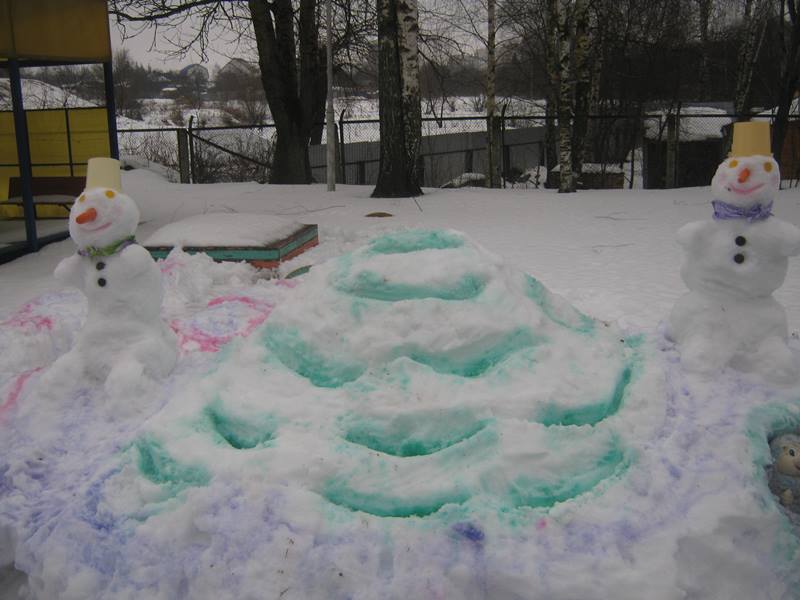 Конкурс "Лучший сказочный персонаж из снега" - снежные постройки для малышей