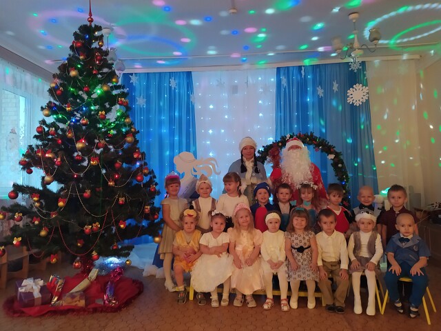 Детский  сад №14 «Рябинка» поздравляет всех с Новым 2021 годом!