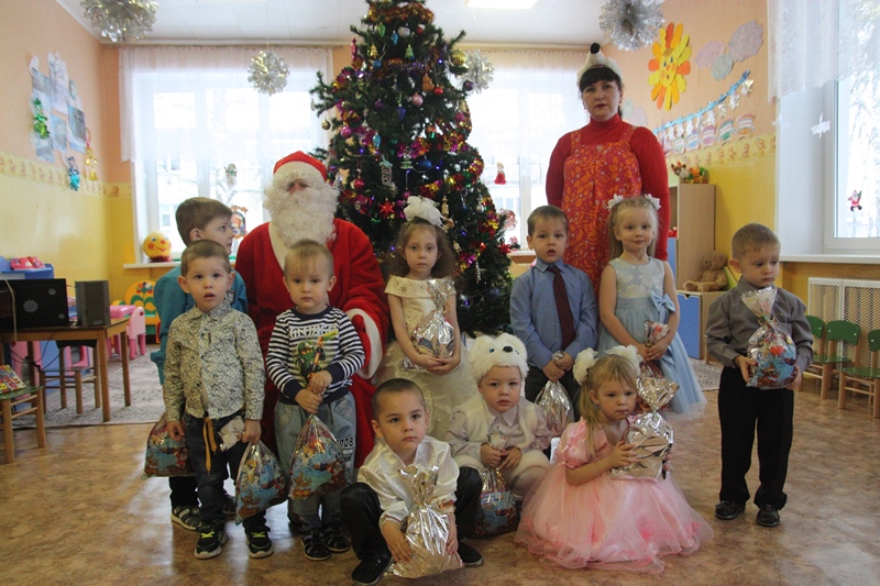 Новогодний утренник в группе "Сказка"