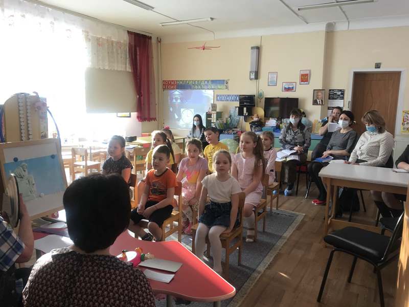 Занятие по программе "Технология" в школе королевы Геры