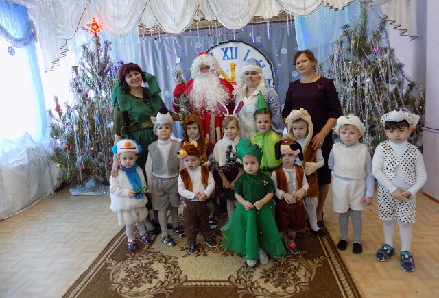 Новогодний утренник в младше-средней группе