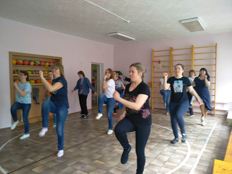 Утренняя зарядка для сотрудников под девизом 