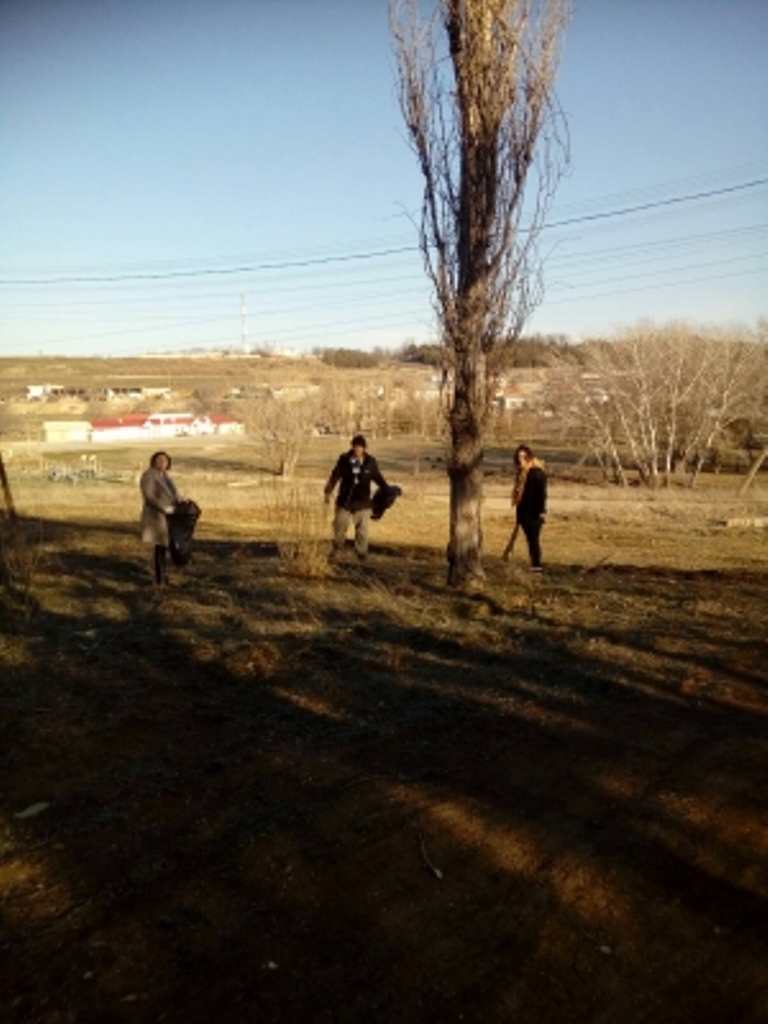 В МБДОУ прошел субботник по уборке территории