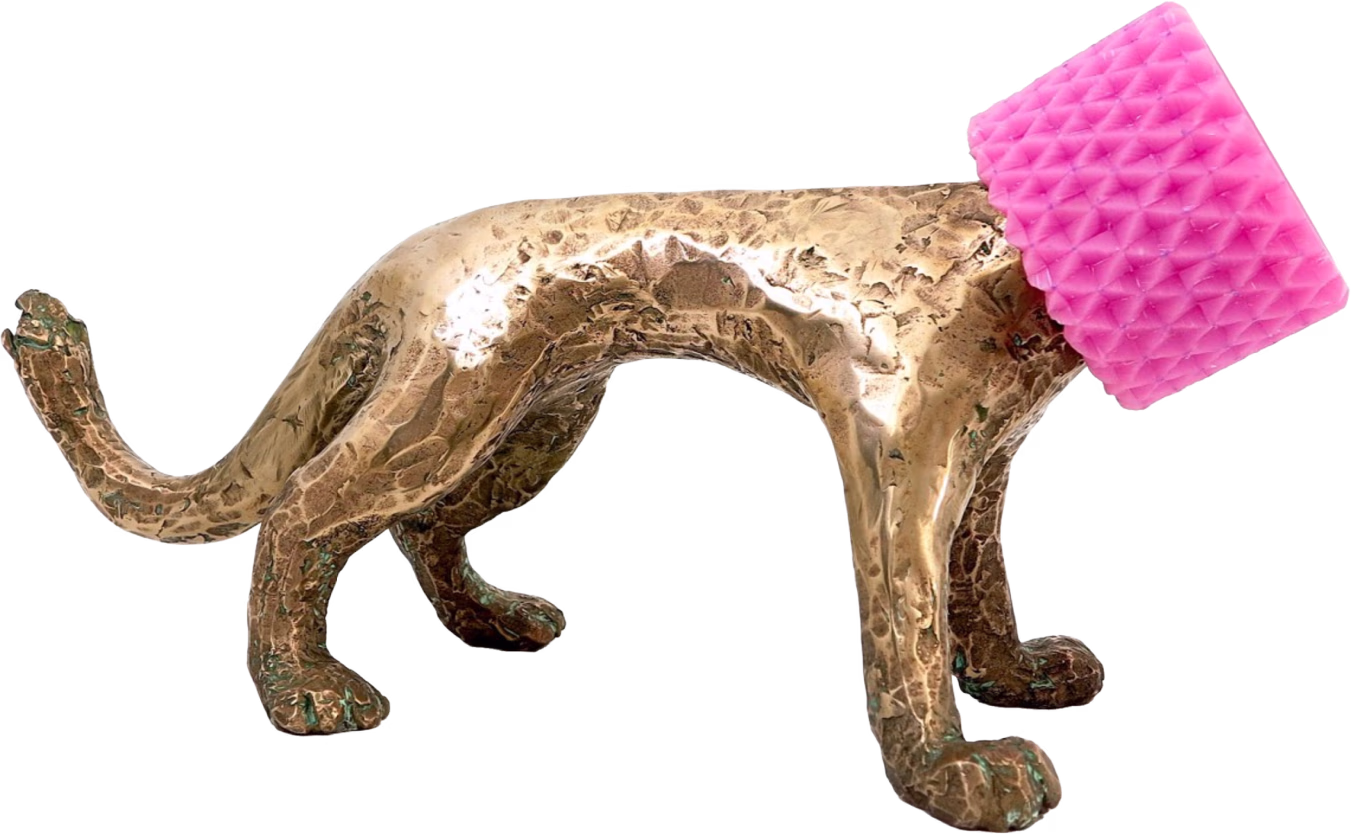 Бронзовая скульптура «Лев» работы Пола Эдмундса, 2015. Кот с ярко-розовой фактурной шапочкой на голове, создающей причудливый и игривый контраст.