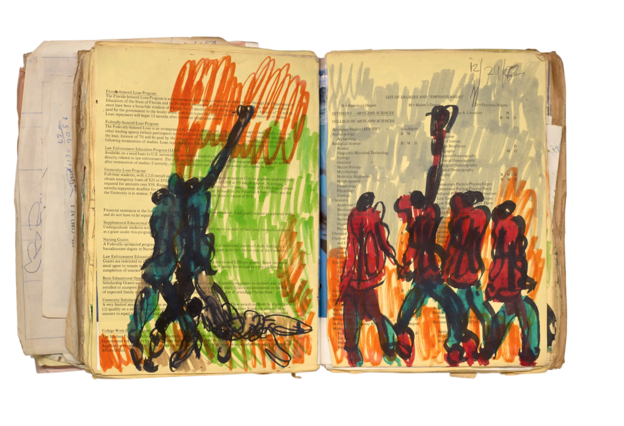 Открытая книга с выразительными зарисовками на печатных страницах. На левой странице изображены фигуры с поднятыми кулаками в темных тонах. На правой странице изображены фигуры в красном, наполненные энергией.