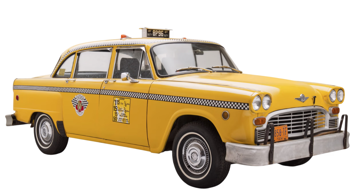 Винтажное желтое такси с клетчатой полосой и ретро-деталями, включая классические фары и черные колпаки, создающее ностальгическую городскую атмосферу.