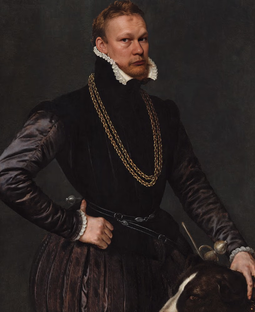 Портрет Олега Рогова в историческом костюме: тёмный дублет, жабо, уверенная поза, рядом крупная собака с коричневой шерстью.