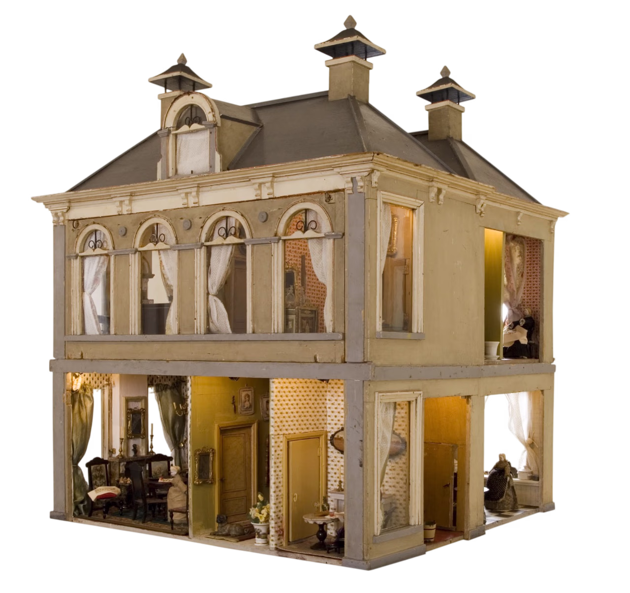 Двухэтажный винтажный кукольный домик в бежевых тонах с детализированными окнами. Внутри видны обои, мебель и шторы.