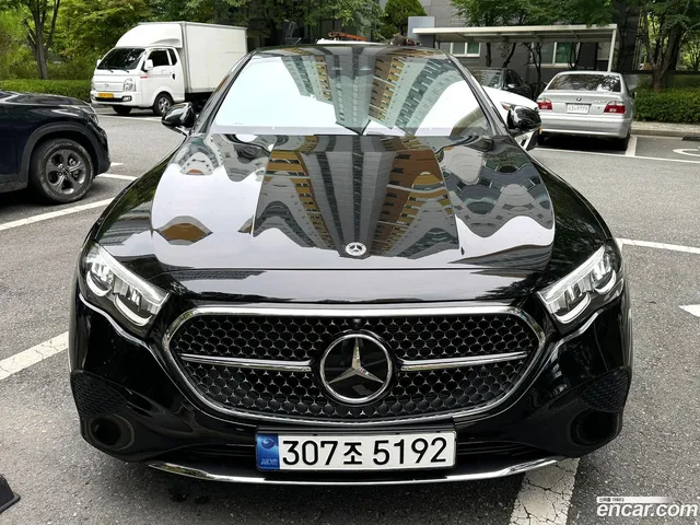 Mercedes-Benz E-Class (W214) E200 — миниатюра 1