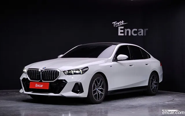 BMW 5 Series (G60) 520i M — миниатюра 1