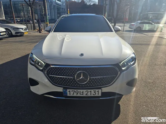 Mercedes-Benz E-Class (W214) E200 — миниатюра 1