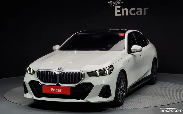 BMW 5 Series (G60) 520i M — миниатюра 1