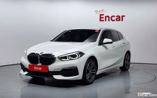 BMW 1 Series (F40) 120i — миниатюра 1