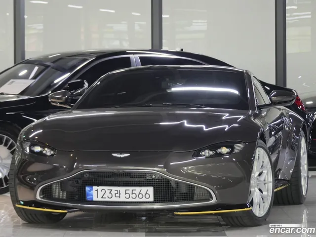 Aston Martin Vantage 4.0 V8 — миниатюра 1
