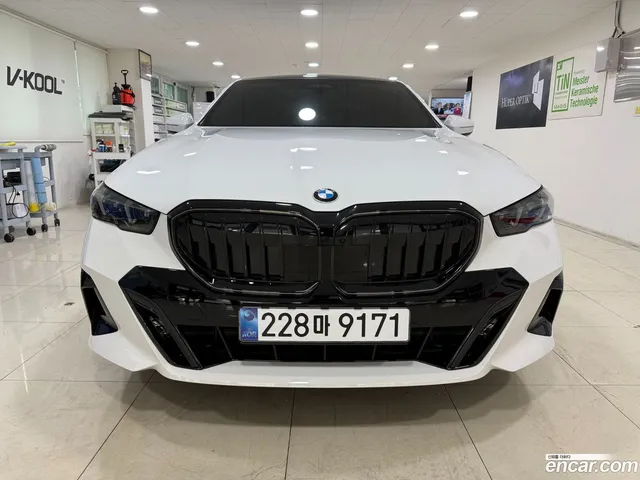 BMW 5 Series (G60) 520i — миниатюра 1