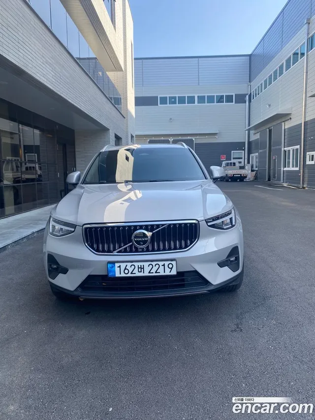 Volvo XC40 B4 — миниатюра 1