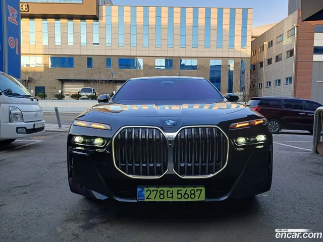 BMW 7 Series (G70) 740i xDrive M — миниатюра 1