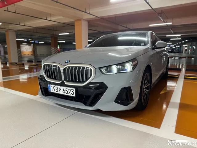 BMW 5 Series (G60) 520i M — миниатюра 1