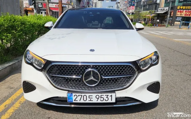 Mercedes-Benz E-Class (W214) E200 — миниатюра 1